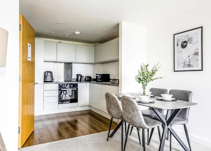 Excellent City Centre Apartment With Juliet Balcony By Bold Apartments